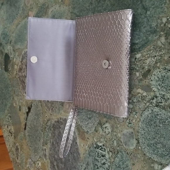 Silver Snakeskin Pattern Event Purse - Picture 7 of 10